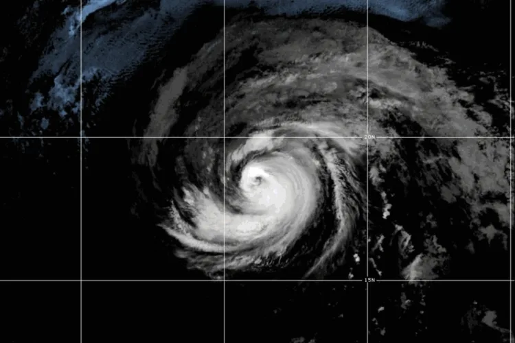 Hurricane Fausto continues on path toward islands; Genevieve moves through the Pacific